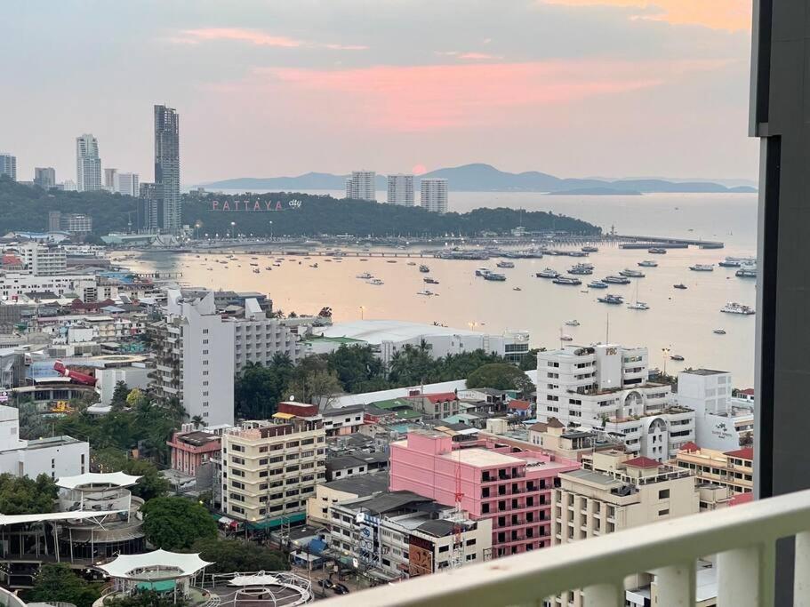 Base Central Pattaya Long Balcony King-Bed With Infinity Pool & Free Netflix! Exterior foto