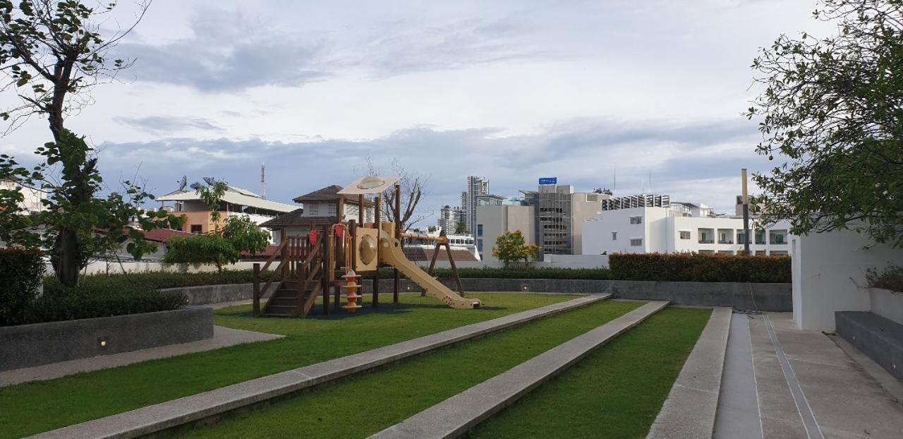 Base Central Pattaya Long Balcony King-Bed With Infinity Pool & Free Netflix! Exterior foto